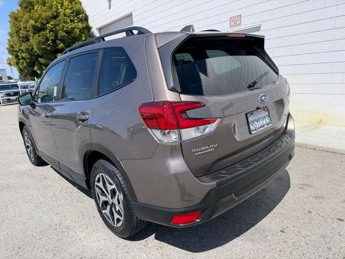 Brilliant Bronze Metallic 2023 Subaru Forester Premium