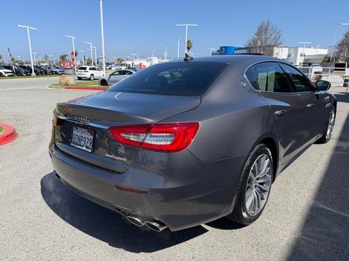Gray 2018 Maserati Quattroporte S Q4