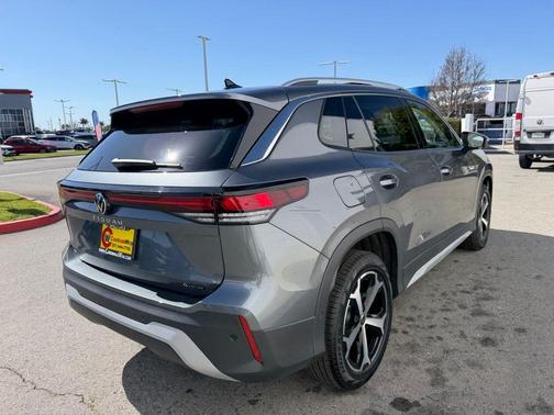Platinum Gray Metallic 2026 Volkswagen Tiguan 2.0T SE