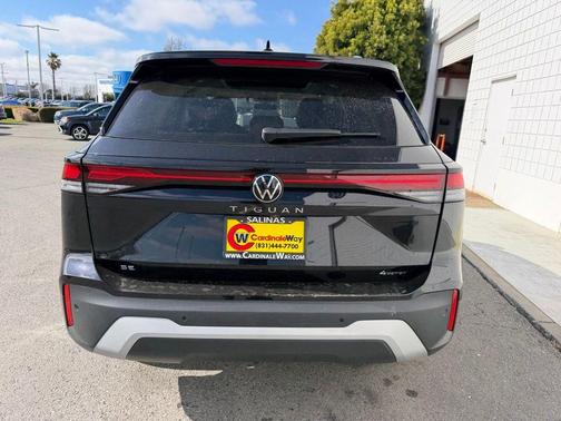 Deep Black Pearl Effect 2026 Volkswagen Tiguan 2.0T SE