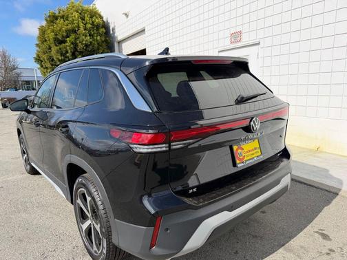 Deep Black Pearl Effect 2026 Volkswagen Tiguan 2.0T SE