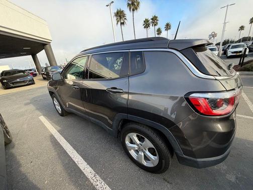 Crystal Metallic 2018 Jeep Compass Latitude