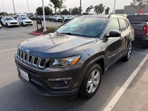 Crystal Metallic 2018 Jeep Compass Latitude