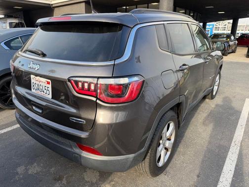 Crystal Metallic 2018 Jeep Compass Latitude