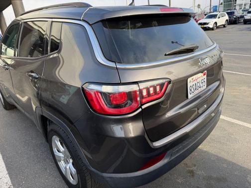 Crystal Metallic 2018 Jeep Compass Latitude