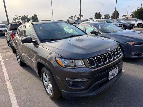 Crystal Metallic 2018 Jeep Compass Latitude