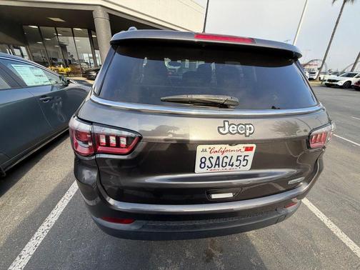 Crystal Metallic 2018 Jeep Compass Latitude