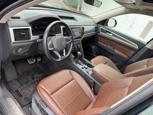 Racing Green 2022 Volkswagen Atlas 3.6 V6 SEL R-Line
