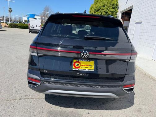 Deep Black Pearl Effect 2026 Volkswagen Taos 1.5T SE