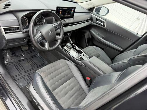 Silver 2025 Mitsubishi Outlander SE