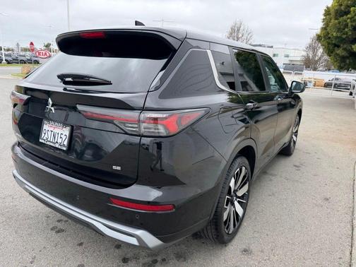 Silver 2025 Mitsubishi Outlander SE