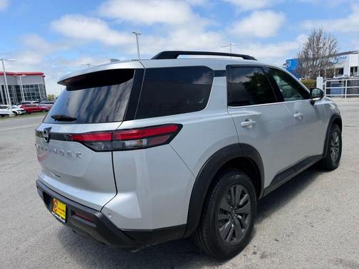 Brilliant Silver Metallic 2025 Nissan Pathfinder SV