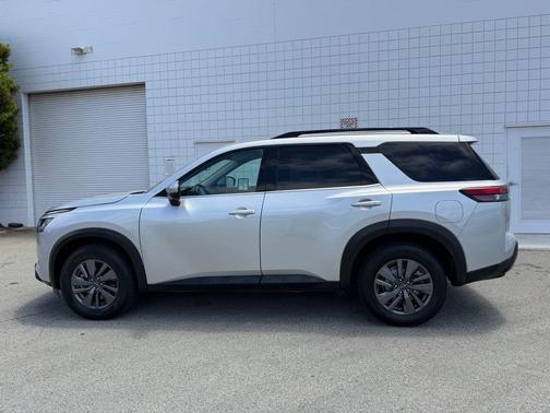 Brilliant Silver Metallic 2025 Nissan Pathfinder SV