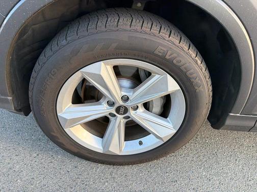 Samurai Gray Metallic 2024 Audi Q7 45 Premium Plus