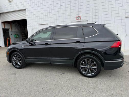 Deep Black Pearl Effect 2022 Volkswagen Tiguan 2.0T SE