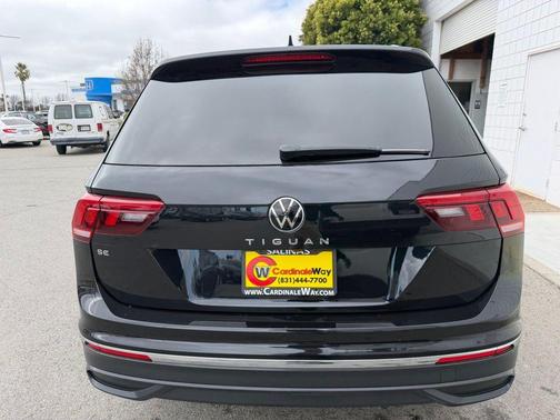 Deep Black Pearl Effect 2022 Volkswagen Tiguan 2.0T SE