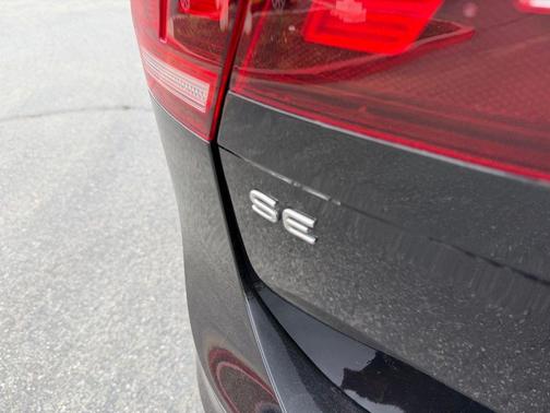 Deep Black Pearl Effect 2022 Volkswagen Tiguan 2.0T SE