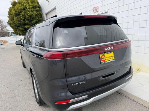 Metal 2024 Kia Carnival LX