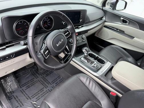 Metal 2024 Kia Carnival LX