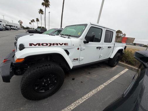 Bright White Clearcoat 2021 Jeep Gladiator Mojave