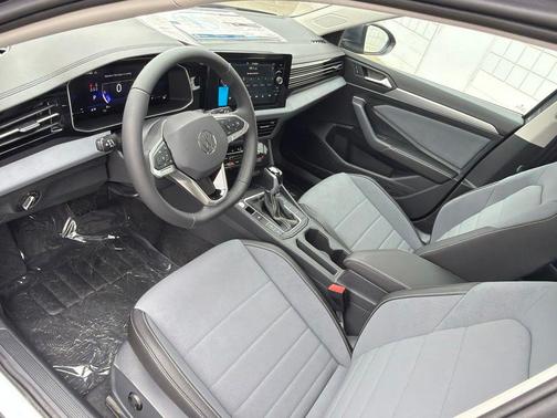 Platinum 2027 Volkswagen Jetta 1.5T SE