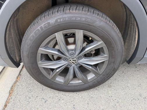 Deep Black Pearl Effect 2023 Volkswagen Tiguan 2.0T SE