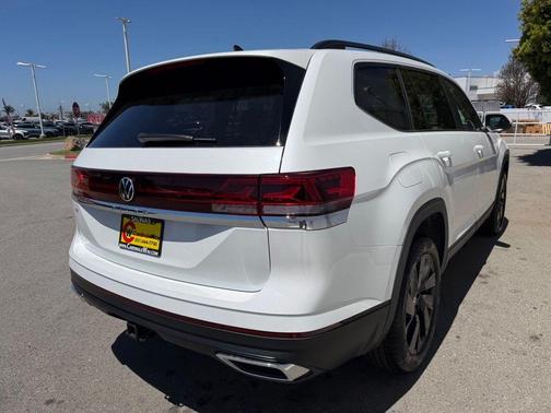 White Pearl 2026 Volkswagen Atlas 2.0T SE W/TECHNOLOGY