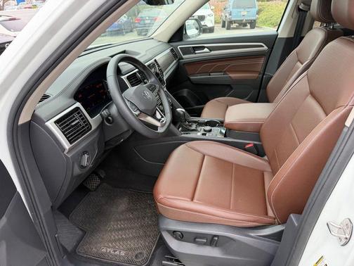 Pure White 2023 Volkswagen Atlas 3.6L SE w/Technology