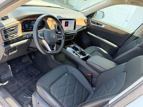 Pure White 2025 Volkswagen Atlas 2.0T SE w/Technology