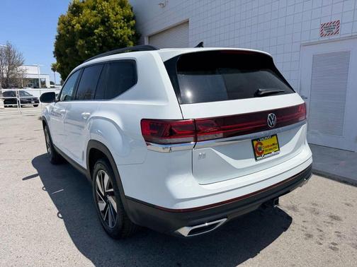Pure White 2025 Volkswagen Atlas 2.0T SE w/Technology