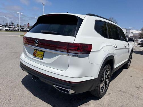 Pure White 2025 Volkswagen Atlas 2.0T SE w/Technology