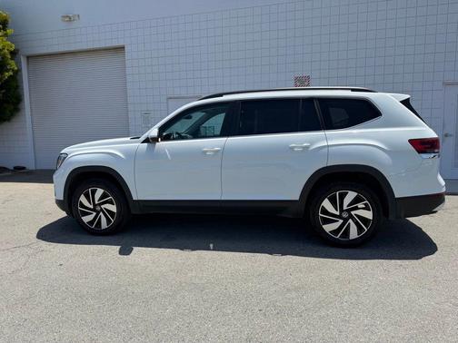 Pure White 2025 Volkswagen Atlas 2.0T SE w/Technology