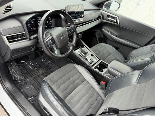 White Diamond 2024 Mitsubishi Outlander SE Black Edition