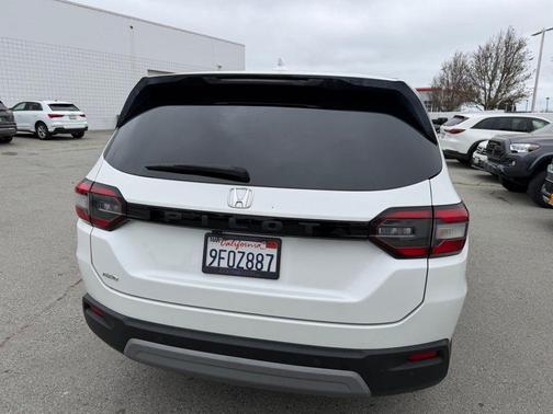 White 2023 Honda Pilot EX-L 7-Passenger