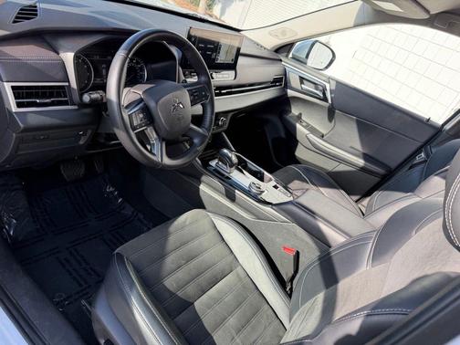 Moonstone Gray Metallic 2025 Mitsubishi Outlander SE