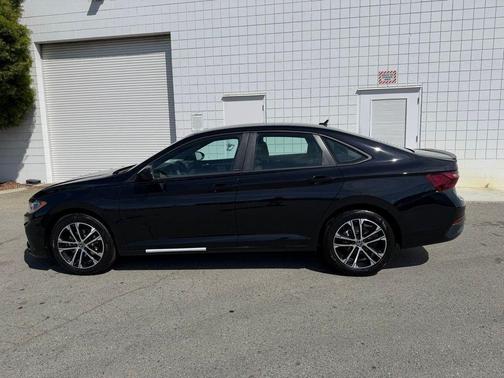 Deep Black Pearl Effect 2026 Volkswagen Jetta 1.5T Sport