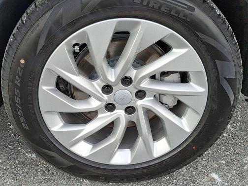 Fuji White 2026 Land Rover Discovery S