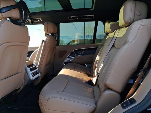 Santorini Black 2026 Land Rover Range Rover P400 SE 7 Seat