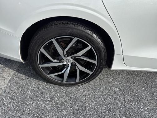 2020 Volvo S60 T6 Momentum