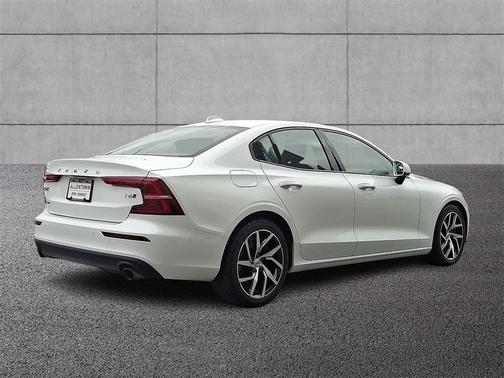 2020 Volvo S60 T6 Momentum