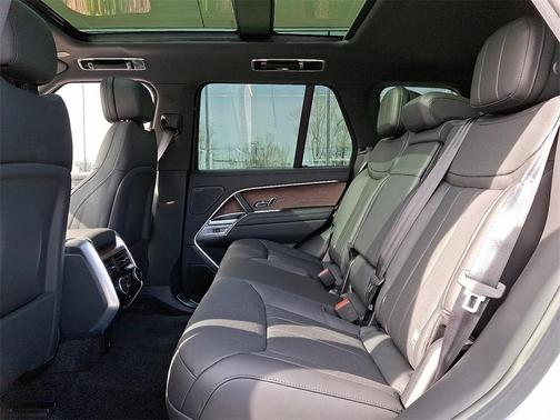 2025 Land Rover Range Rover P530 SE
