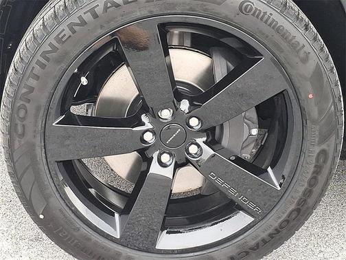 2026 Land Rover Defender 110 X-Dynamic SE