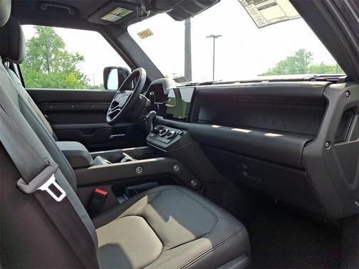 2025 Land Rover Defender P500 X-Dynamic SE