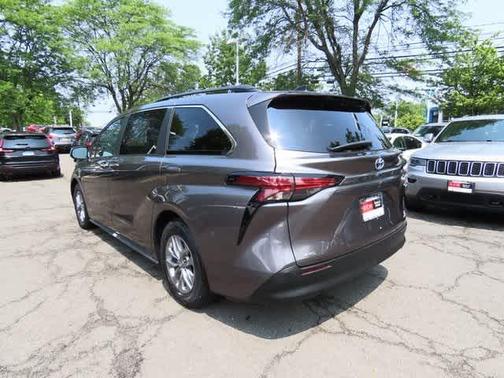 2022 Toyota Sienna XLE 7 Passenger
