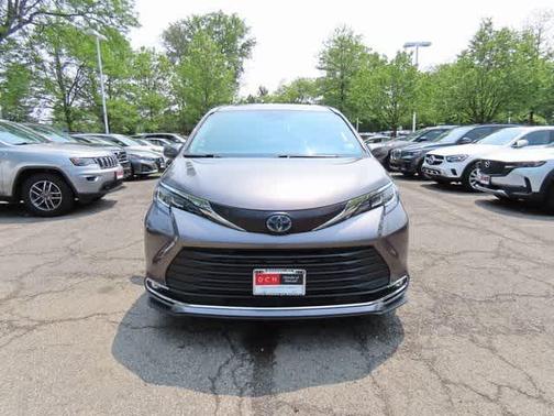 2022 Toyota Sienna XLE 7 Passenger