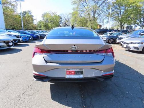 2021 Hyundai ELANTRA SE