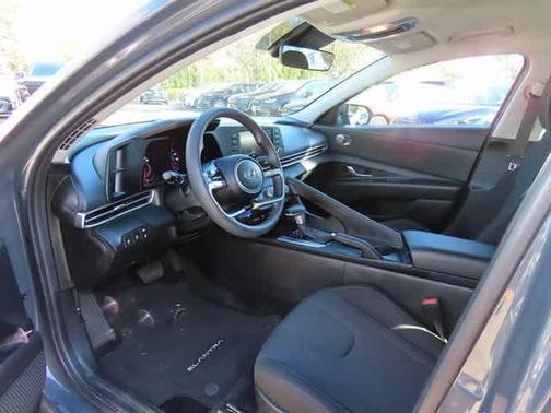 2023 Hyundai ELANTRA SE