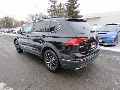 Deep Black Pearl 2021 Volkswagen Tiguan 2.0T SE