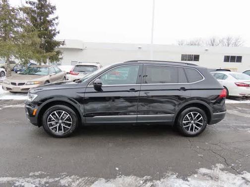 Deep Black Pearl 2021 Volkswagen Tiguan 2.0T SE