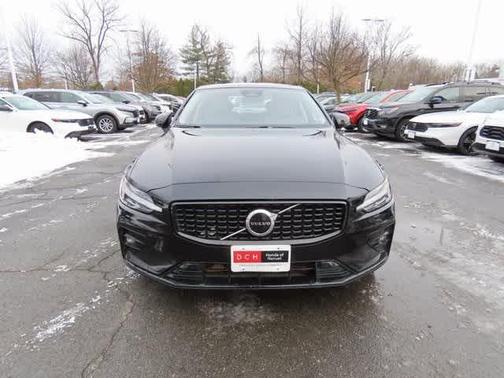 2024 Volvo S60 B5 Core Dark Theme